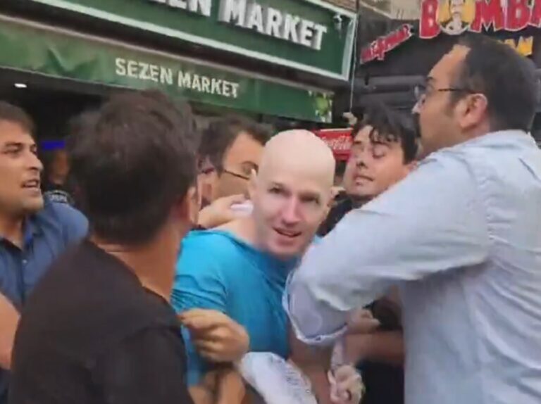 Εθνικιστές προπηλάκισαν και «τσουβάλιασαν» αμερικανούς στρατιώτες στη Σμύρνη (βίντεο)