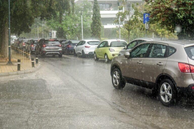 Κακοκαιρία «ΑΤΕΝΑ»: Προβλήματα από την ισχυρή καταιγίδα στην Αττική – Πάνω από 17.000 κεραυνοί