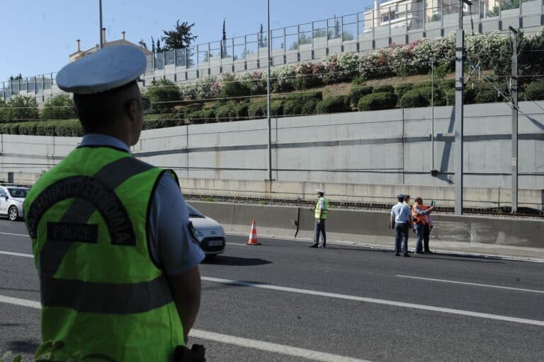 «Κινηματογραφική» καταδίωξη στην Αττική Οδό: ΙΧ δεν σταμάτησε σε έλεγχο της ΕΛ.ΑΣ., έσπασε μπάρες και μπήκε ανάποδα στο «Δαχτυλίδι»