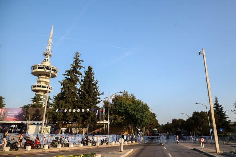 Συνεχίζονται οι εκπλήξεις της ΕΛ.ΑΣ. στην 88η ΔΕΘ – Ψηφιακά παιχνίδια και δώρα για τους μικρούς επισκέπτες (εικόνες)