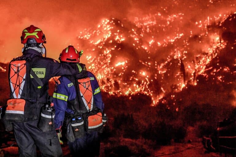 Εκτός ελέγχου η φωτιά στην Κορινθία: Το μέτωπο φτάνει τα 32 χιλιόμετρα – Ολονύχτια μάχη με τις αναζωπυρώσεις, τραυματίστηκαν πυροσβέστες!