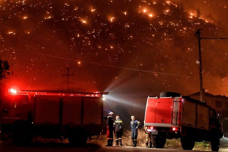 Φωτιά στο Ξυλόκαστρο: Μεγάλη μάχη της Πυροσβεστικής με τις αναζωπυρώσεις – Συνεχή μηνύματα από το 112!