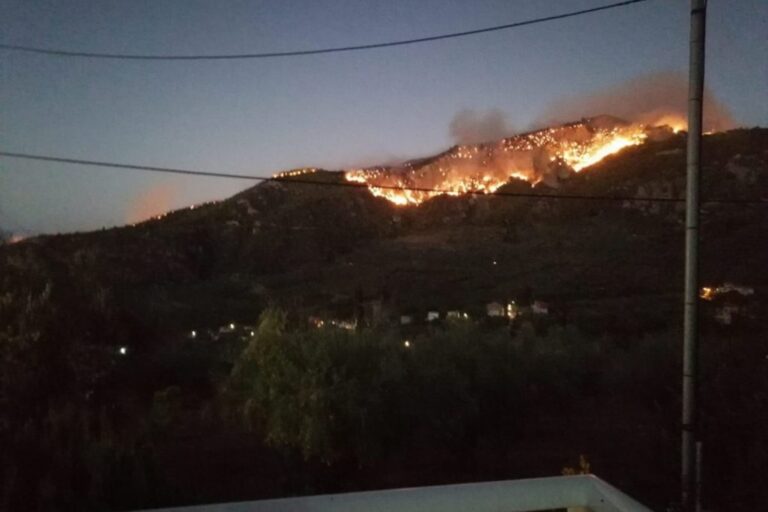 Φωτιά στο Ξυλόκαστρο: Δυο πυροσβέστες τραυματίες στη μάχη με τις φλόγες – Ο ένας νοσηλεύεται!