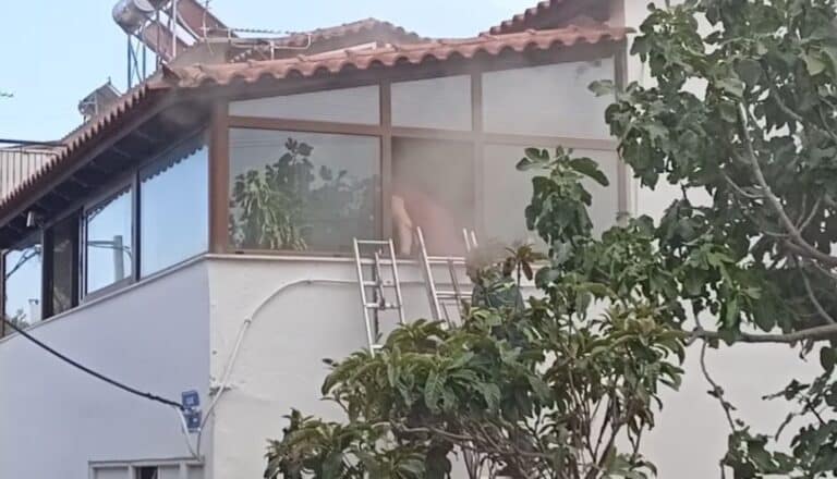 Φωτιά στο Μενίδι – Βίντεο ντοκουμέντο από τον απεγκλωβισμό γυναίκας