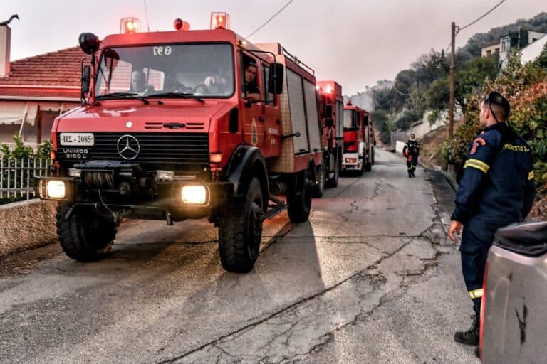 Mάχη με τις αναζωπυρώσεις στο Ξυλόκαστρο – Νέο μήνυμα του 112 για τις περιοχές Χελυδόρεο και Ζάχολη