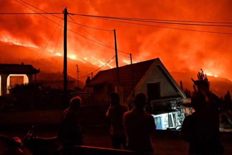 Τραγωδία: Εντοπίστηκαν δύο σοροί απανθρακωμένες στη μεγάλη φωτιά στο Ξυλόκαστρο – Συνεχίζεται η μάχη με τις φλόγες