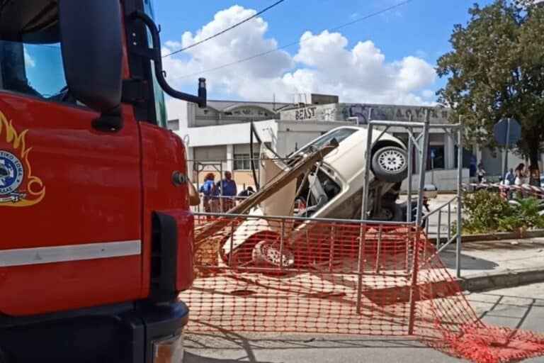 Επεισοδιακή καταδίωξη στην Κηφισιά: Ρομά οδηγούσε κλεμμένο ΙΧ και το «κάρφωσε» σε αυλή σπιτιού (βίντεο)