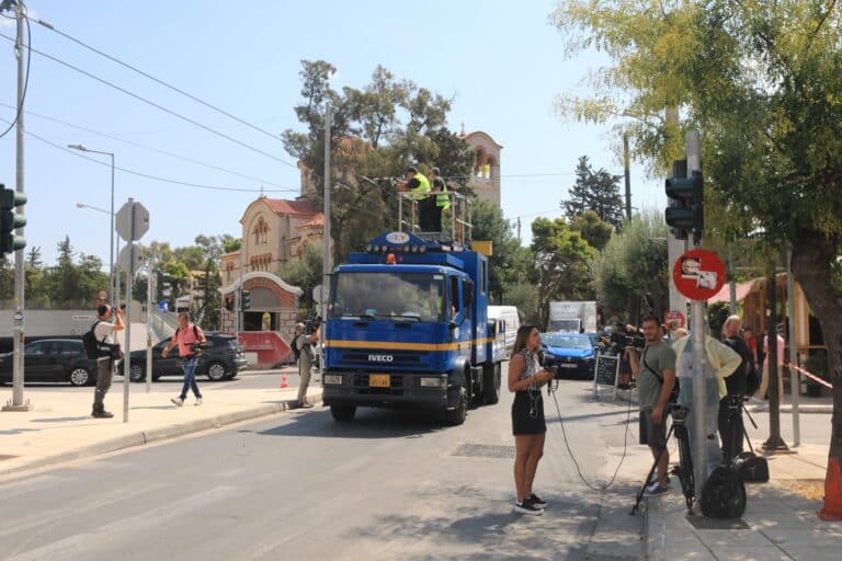 Νέα Φιλαδέλφεια: Στο νοσοκομείο Παίδων η 14χρονη – «Η κολώνα ήταν σάπια» λέει ο δήμαρχος (βίντεο)