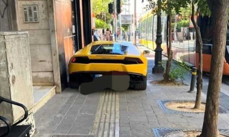 Εξωφρενικό παρκάρισμα στον Πειραιά: Lamborghini πάνω σε πεζοδρόμιο και οδηγό τυφλών!