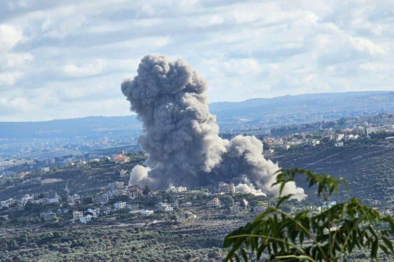 «Ευρείας κλίμακας» πλήγματα από τον ισραηλινό στρατό στον Λίβανο – Πύραυλος της Χεζμπολάχ έφτασε για πρώτη φορά Τελ Αβίβ