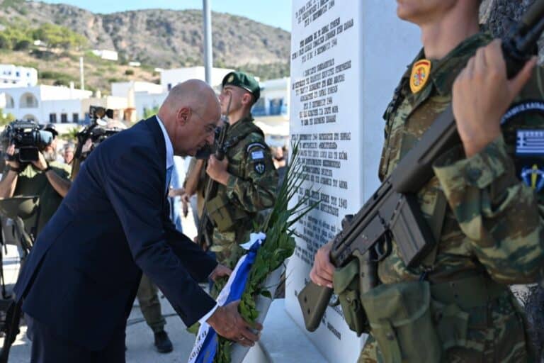 Στα Κύθηρα για τα 80 χρόνια από την απελευθέρωση του νησιού ο Δένδιας (εικόνες)