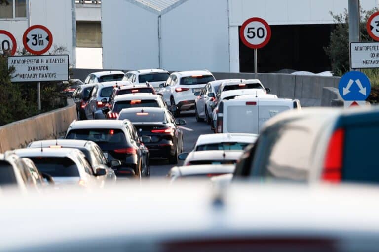 Κίνηση τώρα: Φωτιά σε βαν στην Αττική Οδό – Μεγάλες καθυστερήσεις στο ρεύμα προς Ελευσίνα (χάρτης)