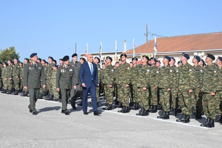 Θήβα: Στην τελετή ορκωμοσίας των νεοσύλλεκτων στρατιωτών της 2024 Ε’ ΕΣΣΟ παραβρέθηκε ο Δένδιας (εικόνες)