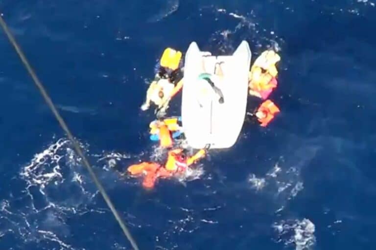 Λέρος: Καρέ-καρέ η διάσωση οκτώ ναυαγών από ελικόπτερο της Πολεμικής Αεροπορίας (βίντεο)