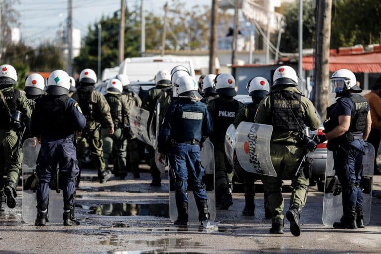 Βίντεο από τη μεγάλη επιχείρηση της ΕΛ.ΑΣ. σε καταυλισμούς Ρομά στη Δυτική Αττική – Εντόπισαν ποσότητα ναρκωτικών τα ΕΚΑΜ, έγιναν 8 συλλήψεις!