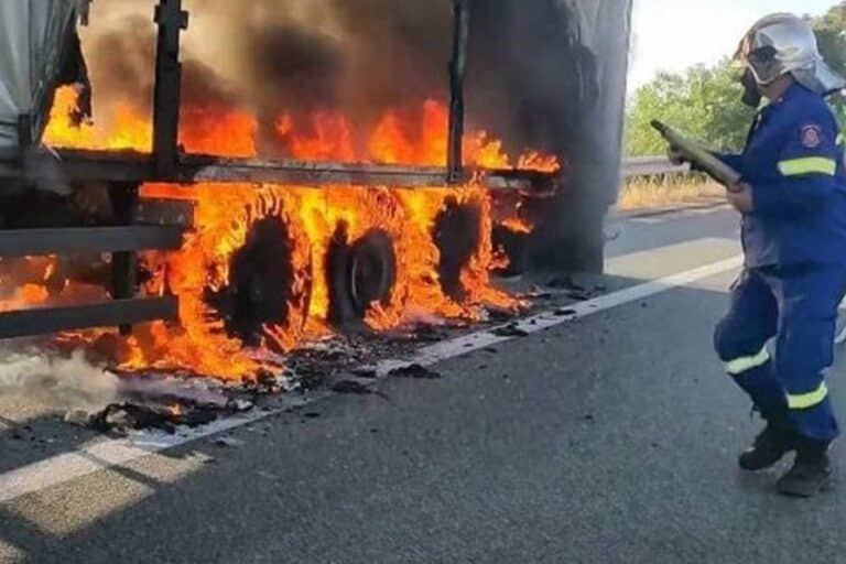 Φωτιά σε φορτηγό με επεξεργασμένο καπνό στην Ιονία Οδό – Συναγερμός στην Πυροσβεστική!