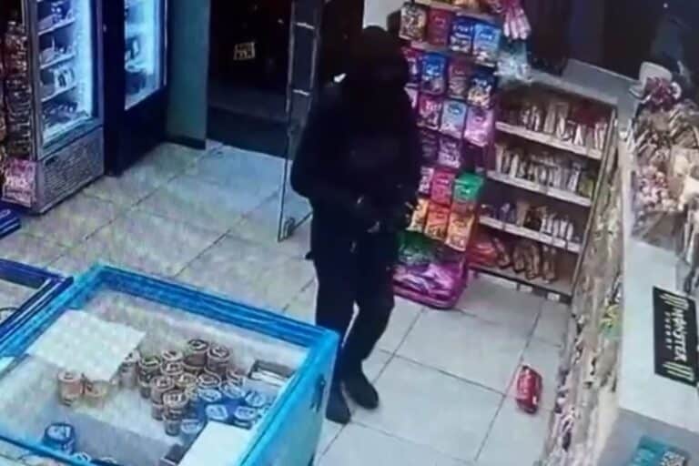 Ιλίσια: Απείλησαν τον υπάλληλο με μαχαίρι και «άδειασαν» το ταμείο (βίντεο)