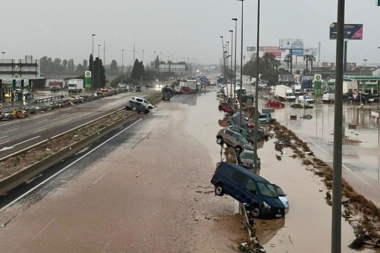 Ισπανία: Βίντεο-ντοκουμέντο από την πλημμύρα στη Βαλένθια – Πώς οι δρόμοι έγιναν ποτάμια σε λίγα λεπτά