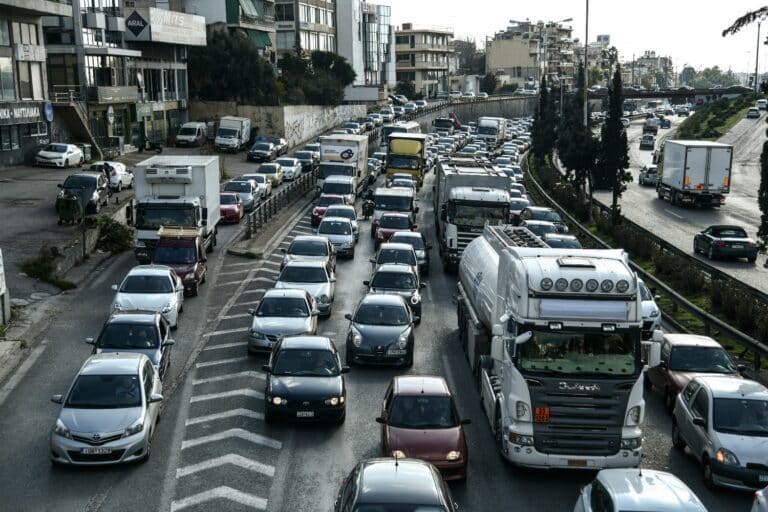 Κίνηση τώρα: Μποτιλιάρισμα στον Κηφισό, καθυστερήσεις σε Αττική Οδό και Λεωφόρο Αθηνών (χάρτης)