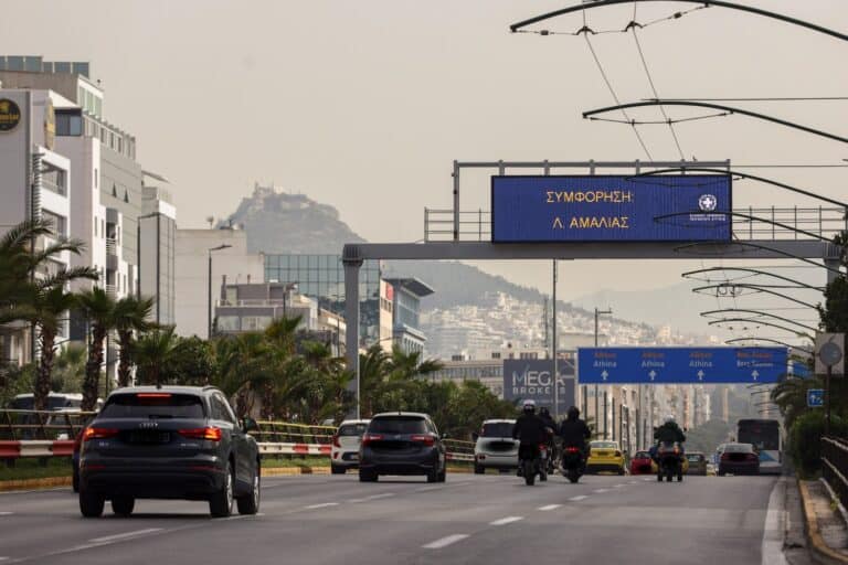 Τροχαίο στη Συγγρού: Μοτοσικλέτα της ΕΛ.ΑΣ. συγκρούστηκε με ΙΧ – Τραυματίστηκαν ελαφρά δύο αστυνομικοί