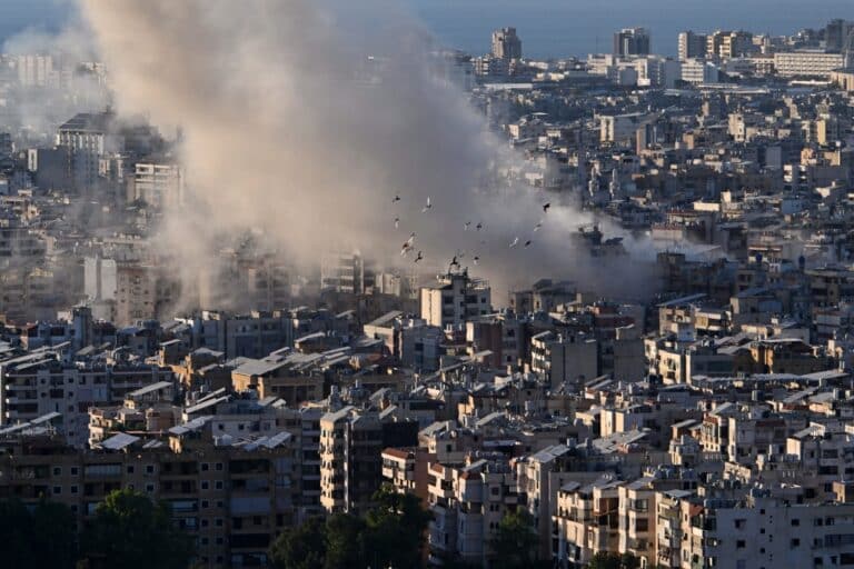 Μαχητικά του Ισραήλ βομβαρδίζουν προάστια στη Βηρυτό – Ρουκέτα κατεδάφισε πολυκατοικία (βίντεο)