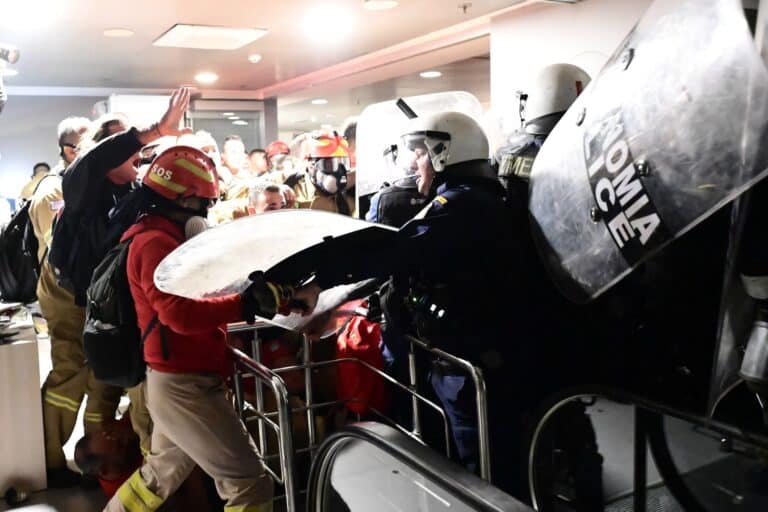 Επεισόδια στο υπουργείο Πολιτικής Προστασίας με εποχικούς πυροσβέστες – Τα ΜΑΤ προχώρησαν σε χρήση χημικών! (βίντεο)