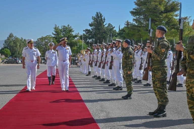 Στην Ελλάδα ο Αρχηγός ΓΕΝ της Ινδίας – Συναντήθηκε με Έλληνες αξιωματικούς και επισκέφθηκε μονάδες του Στόλου (εικόνες)