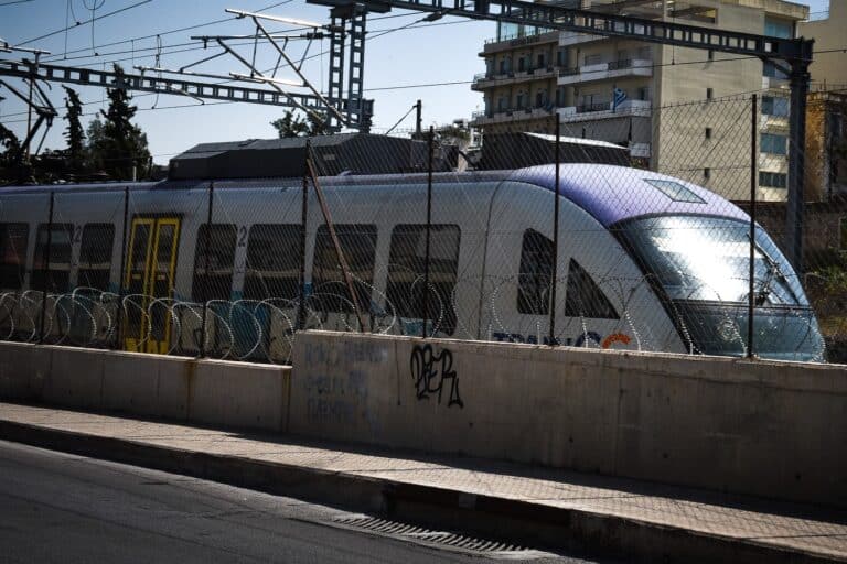 Παραλίγο τραγωδία στη Δουκίσσης Πλακεντίας: Έστειλαν Προαστιακό στις γραμμές του Μετρό