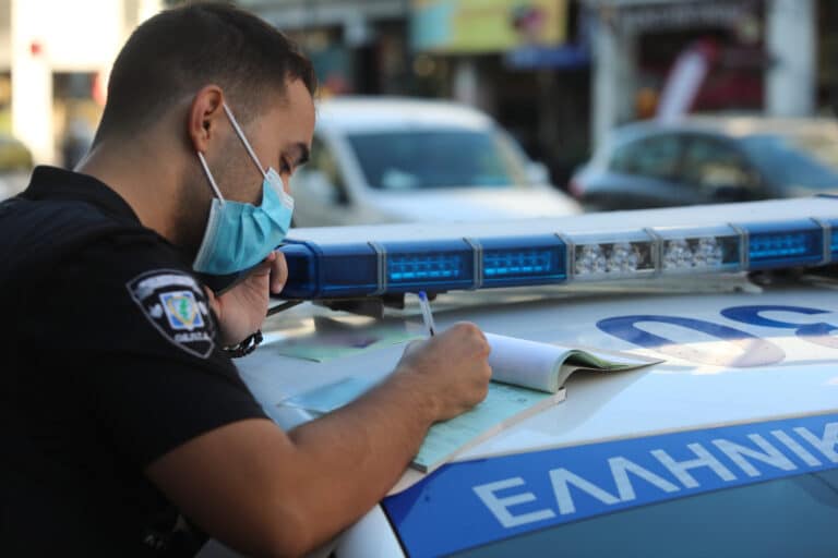 Στην Ελλάδα πληρώνεις πρόστιμο 350 ευρώ και στην Αλβανία… δύο ευρώ – Ποια παράβαση του ΚΟΚ έχει αυτή τη διαφορά;