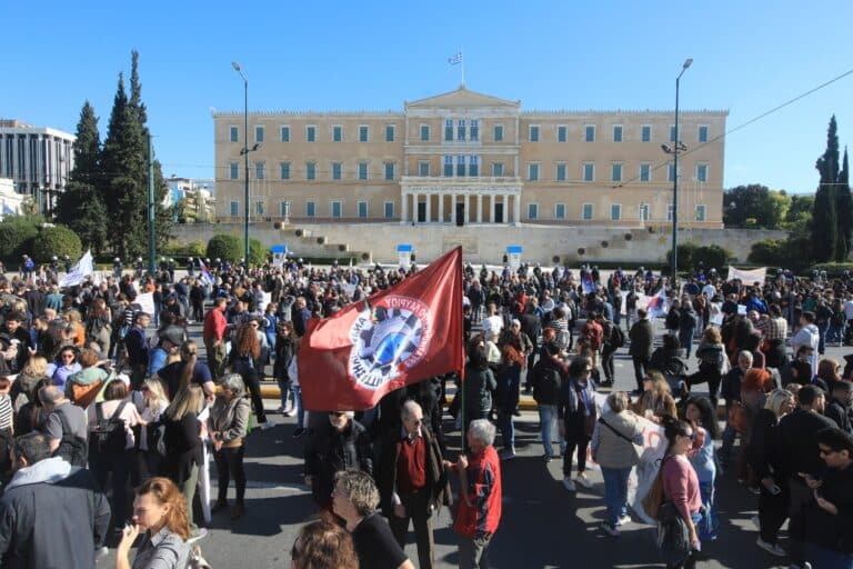 Απεργία: 18 άτομα προσήχθησαν από την ΕΛ.ΑΣ. – Σε εξέλιξη οι πορείες στο κέντρο της Αθήνας