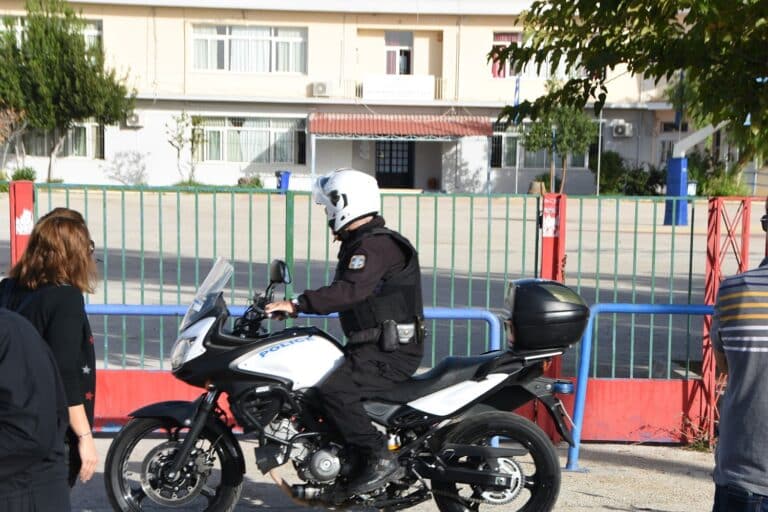 Κάτω Αχαΐα: Συνελήφθη μαθητής με σουγιά μέσα σε σχολείο – Χειροπέδες και στον 18χρονο