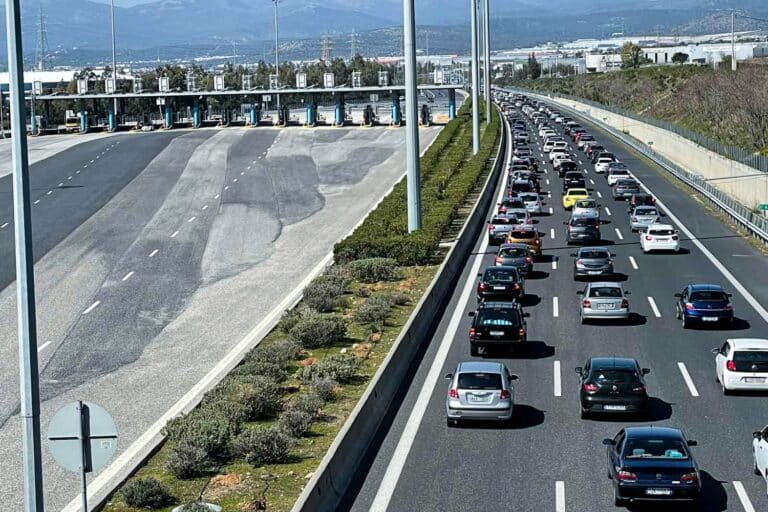 Συνελήφθη στο Κορωπί 90χρονος που οδηγούσε ανάποδα στην Αττική Οδό – Ήταν ληγμένο το δίπλωμά του