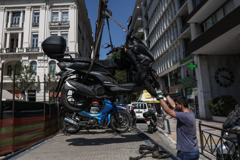 Δημοτική Αστυνομία και Τροχαία απομακρύνουν δίκυκλα από το κέντρο της Αθήνας – Βεβαιώθηκαν 74 παραβάσεις