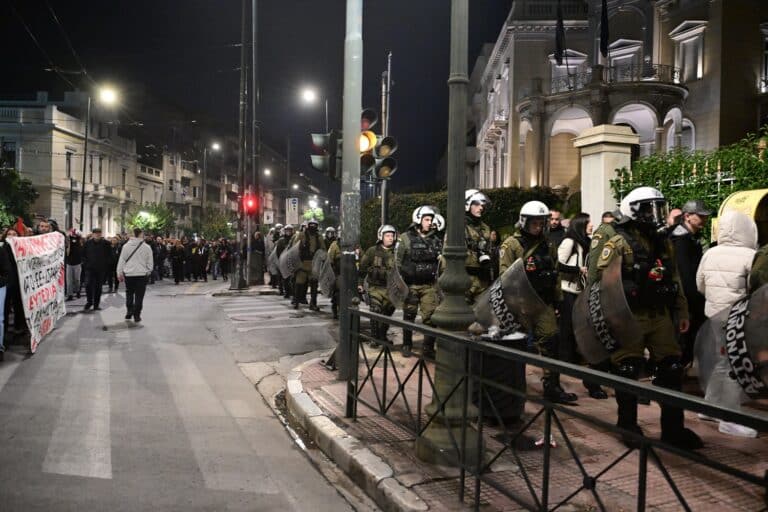 Ολοκληρώθηκαν οι πορείες για την 51η Επέτειο του Πολυτεχνείου: Έγιναν 150 προσαγωγές και 7 συλλήψεις στην Αθήνα – Ένταση και μολότοφ στη Θεσσαλονίκη!