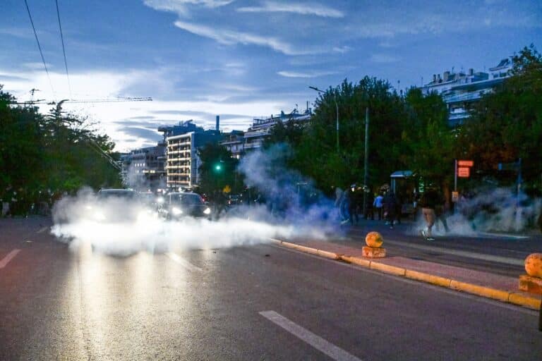 Προφυλακίστηκε ο Νίκος Ρωμανός – Επεισόδια στην Ευελπίδων (εικόνες)