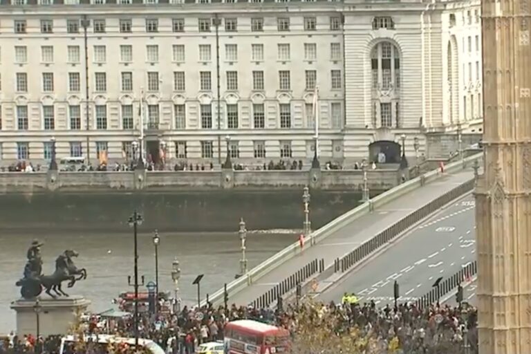 Συναγερμός για επίθεση με μαχαίρι στο Λονδίνο: Σε κρίσιμη κατάσταση ένας άνδρας! (βίντεο)