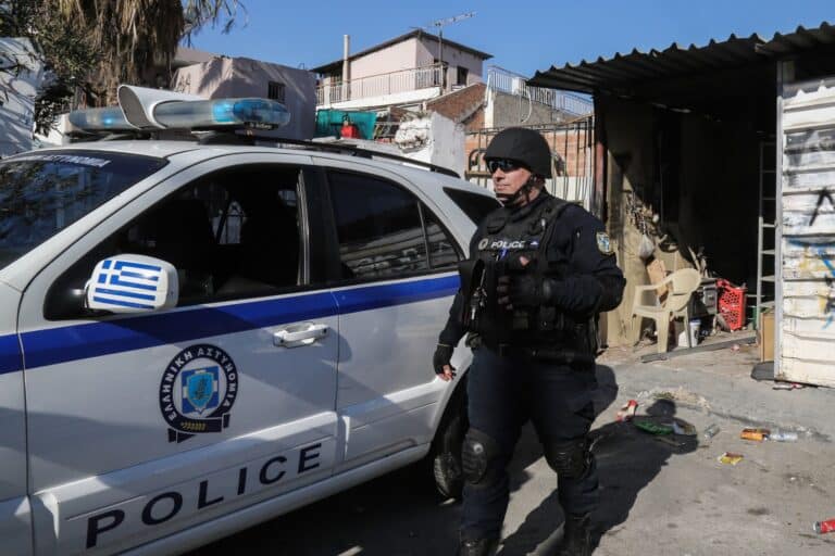 Πάτρα: Σε εξέλιξη μεγάλη επιχείρηση της ΕΛ.ΑΣ. με drones σε καταυλισμό Ρομά