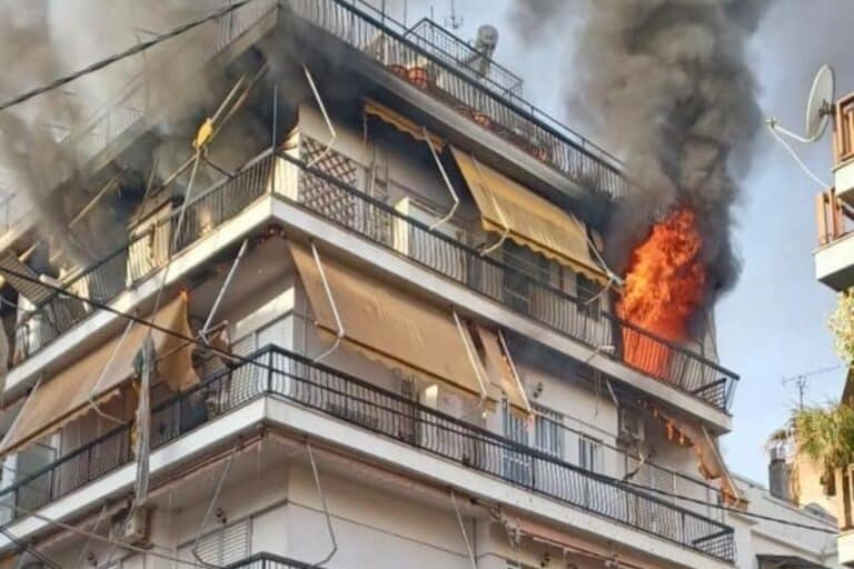 Φωτιά σε διαμέρισμα στον Πειραιά: Δύο πυροσβέστες μεταφέρθηκαν στο νοσοκομείο με αναπνευστικά προβλήματα (βίντεο)