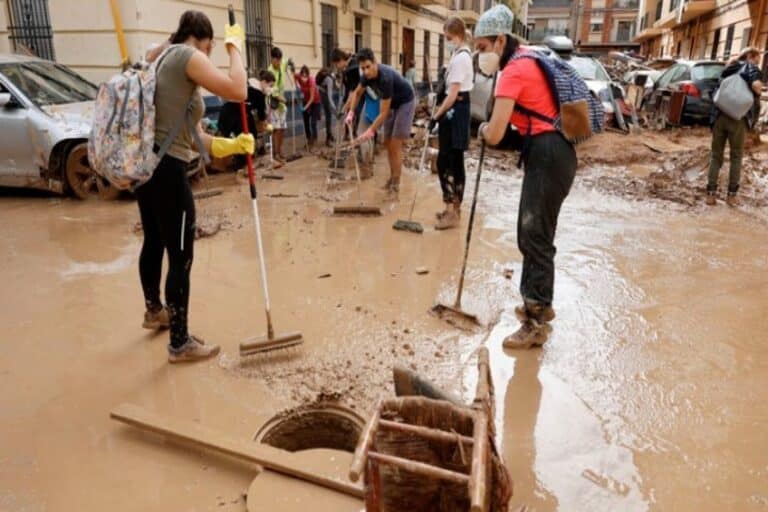 Ισπανία: Τουλάχιστον 213 νεκροί από τις πλημμύρες – Στις πληγείσες περιοχές ο βασιλιάς και ο πρωθυπουργός