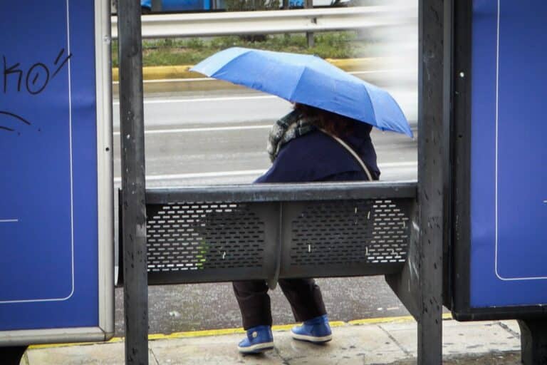 Καιρός σήμερα (16/1): Νεφώσεις, τοπικές βροχές και θερμοκρασία έως 17 βαθμούς – Πού θα χιονίσει