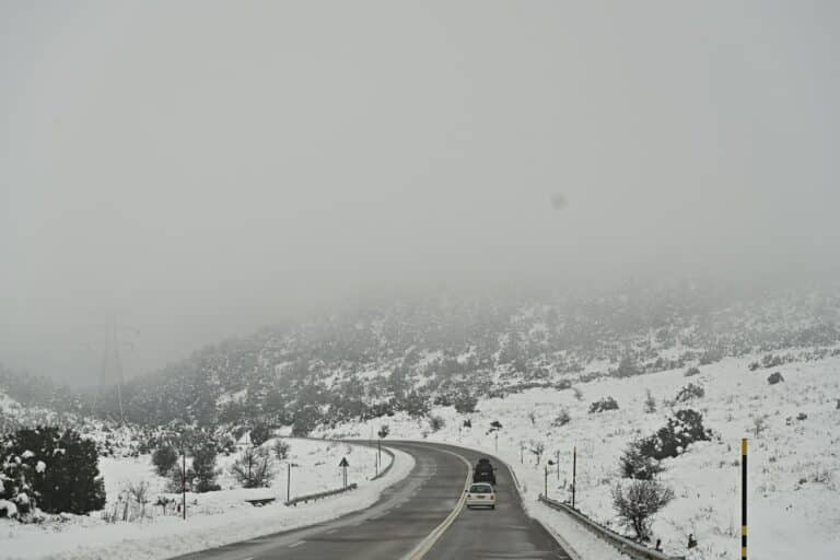 Κακοκαιρία «Έλενα»: Σε επιφυλακή ο κρατικός μηχανισμός, στα λευκά τα ορεινά της Αττικής – Πώς θα εξελιχθεί τις επόμενες ημέρες