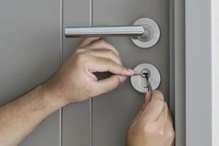 Προσοχή στις κλοπές: Πώς να μην την «πατήσετε» μέσα στις γιορτές – Οδηγίες από κλειδαράδες