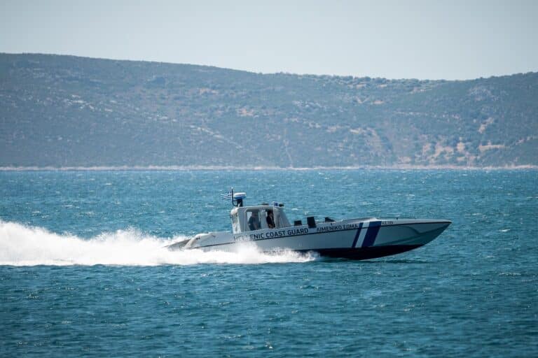Λέσβος: Mία γυναίκα βρέθηκε νεκρή σε λέμβο που μετέφερε μετανάστες στον Άγιο Φωκά
