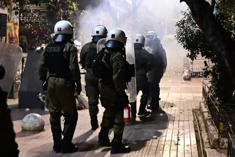 Εξάρχεια: Άγνωστοι εκτόξευσαν μολότοφ σε διμοιρία των ΜΑΤ – Συνελήφθησαν δύο άτομα, εννέα προσαγωγές