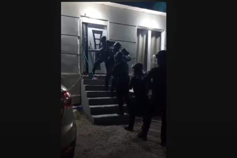 Παρίσταναν κηπουρούς και συντηρητές ασανσέρ και λήστευαν σπίτια ηλικιωμένων σε περιοχές της Αττικής – Δείτε βίντεο από την επιχείρηση της ΕΛ.ΑΣ.