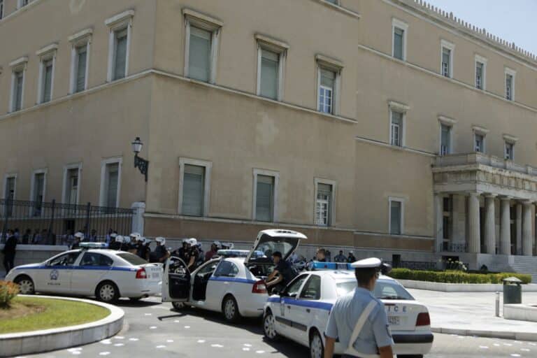 «Μαλλιά κουβάρια» στη Διάσκεψη για τον αστυνομικό – τέρας της Βουλής: «Τον καλύπτατε βρώμικα»