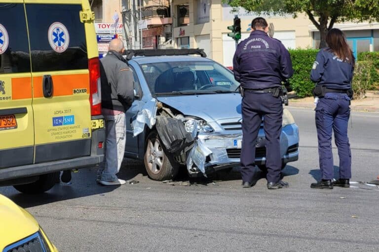 Τροχαίο στο Περιστέρι: Σφοδρή σύγκρουση αυτοκινήτων – Δύο τραυματίες