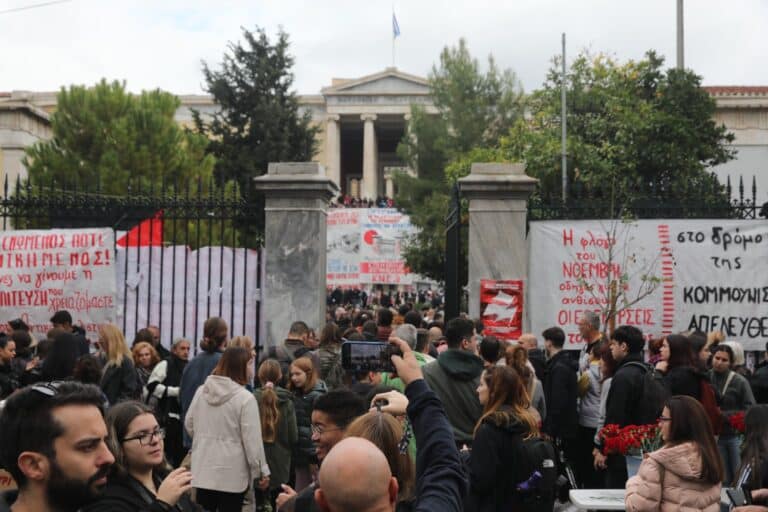 Επέτειος Πολυτεχνείου: Ξεκίνησε η πορεία προς την αμερικανική πρεσβεία – Έγιναν 50 προσαγωγές (εικόνες & βίντεο)