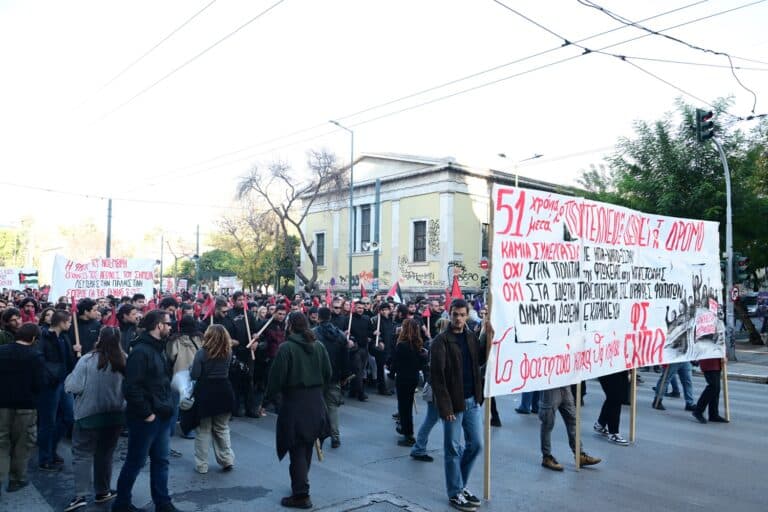 51η Επέτειος Πολυτεχνείου: Σε εξέλιξη η πορεία προς την αμερικάνικη πρεσβεία – Έγιναν 113 προσαγωγές, ποιοι δρόμοι είναι κλειστοί!