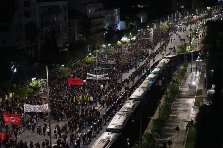 51η Επέτειος Πολυτεχνείου: Εικόνες από τη μεγάλη πορεία με τη συμμετοχή 25.000 κόσμου!